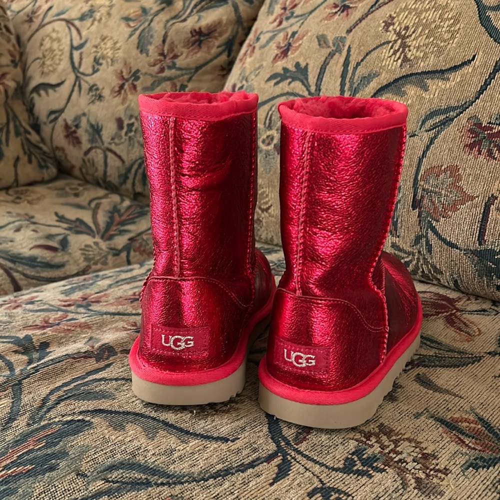Shiny RED UGG boots!  Size 5 but fit like a size 6!!!